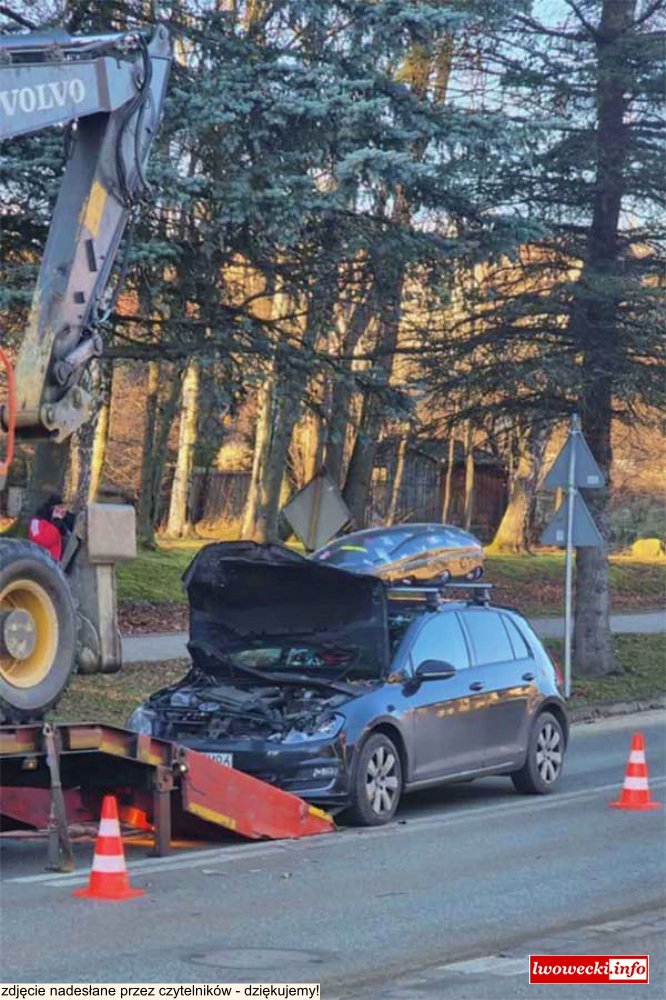 Zderzenie osobówki z koparką