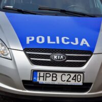 Policyjny pościg za mercedesem. Samochód rozbił się na płocie