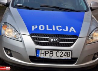 Policyjny pościg za mercedesem. Samochód rozbił się na płocie