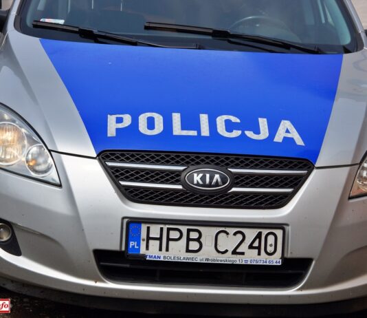 Policyjny pościg za mercedesem. Samochód rozbił się na płocie