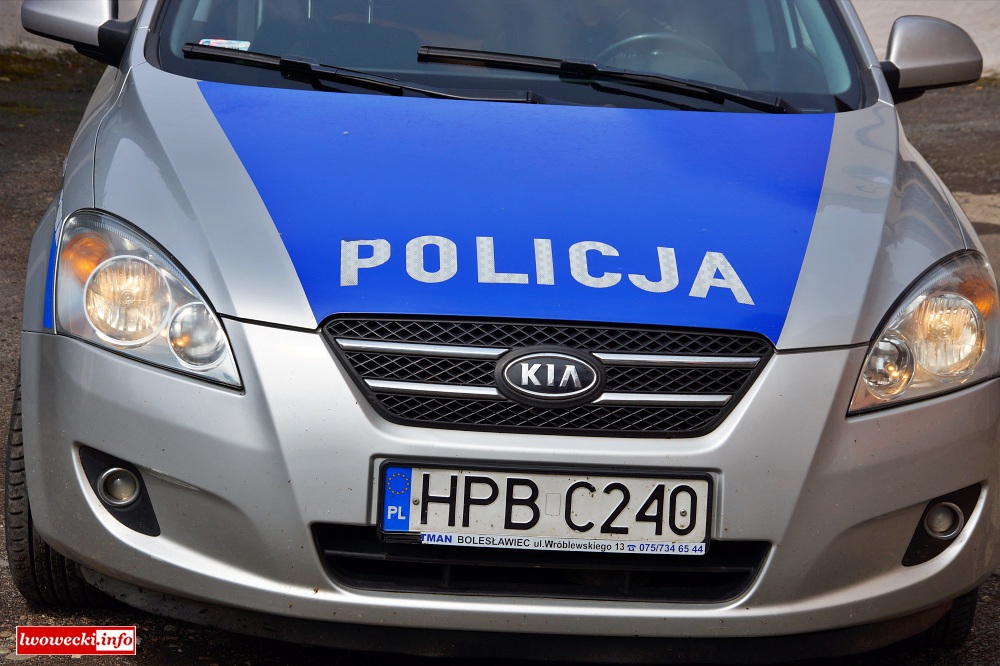 Policyjny pościg za mercedesem. Samochód rozbił się na płocie