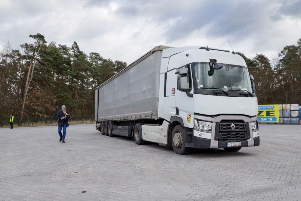 Porzucona ciężarówka została usunięta z parkingu