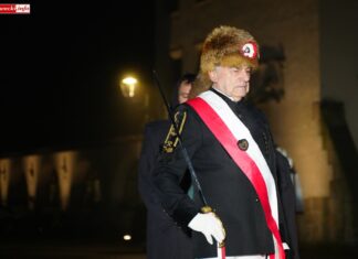 Pochód Lisa Majora i skok przez Skórę w Lwówku Śląskim