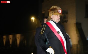 Pochód Lisa Majora i skok przez Skórę w Lwówku Śląskim