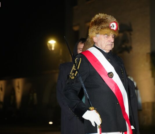 Pochód Lisa Majora i skok przez Skórę w Lwówku Śląskim