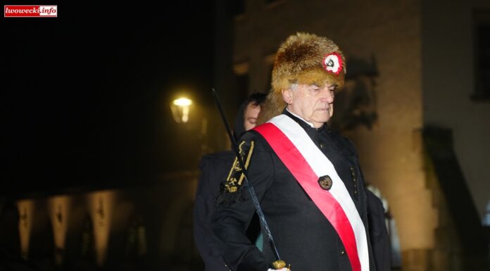 Pochód Lisa Majora i skok przez Skórę w Lwówku Śląskim