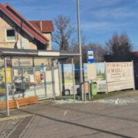 Wpadł w szał i zdewastował przystanek