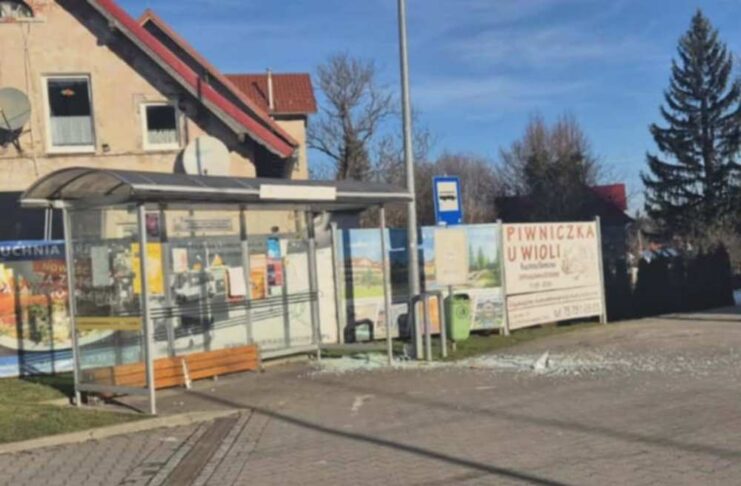Wpadł w szał i zdewastował przystanek
