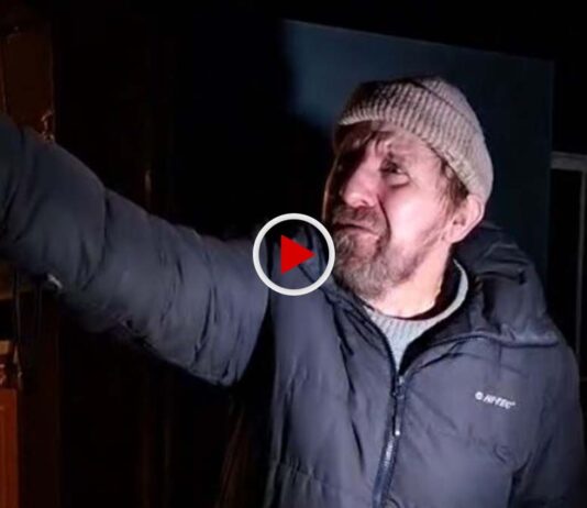 Żyje w warunkach urągających ludzkiej godności. WIDEO