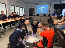 Rany postrzałowe, rany kute i cięte po ostrych narzędziach, do tego dużo krwi