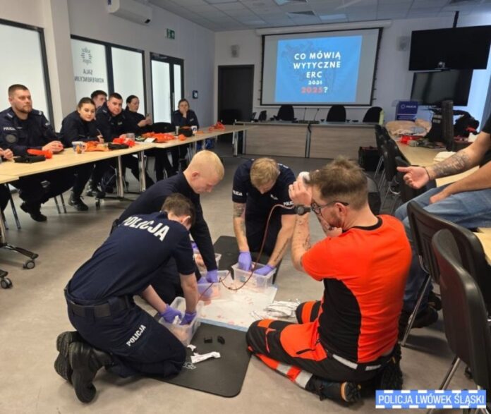 w Komendzie Powiatowej Policji w Lwówku Śląskim odbyło się specjalistyczne szkolenie z zakresu pierwszej pomocy, ze szczególnym naciskiem na tamowanie masywnych krwotoków.3