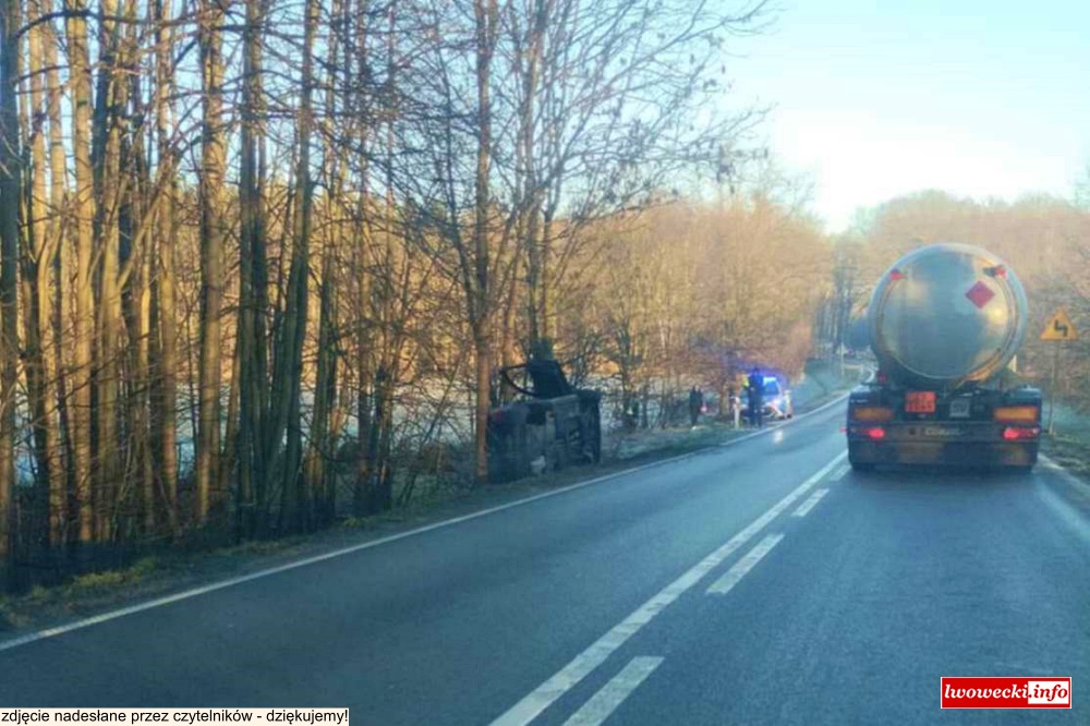 Uwaga ślisko na drogach. Kolejne dachowanie