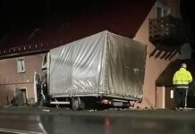 Dostawczakiem przebił ogrodzenie i wjechał w budynek