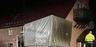 Dostawczakiem przebił ogrodzenie i wjechał w budynek