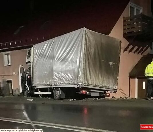 Dostawczakiem przebił ogrodzenie i wjechał w budynek