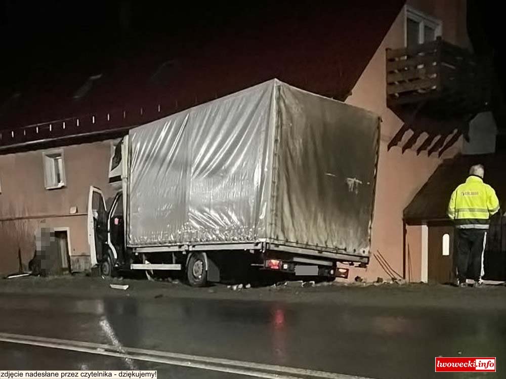 Dostawczakiem przebił ogrodzenie i wjechał w budynek