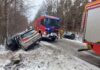 Wypadek na drodze wojewódzkiej. Trudne warunki na drogach