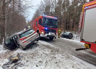Wypadek na drodze wojewódzkiej. Trudne warunki na drogach