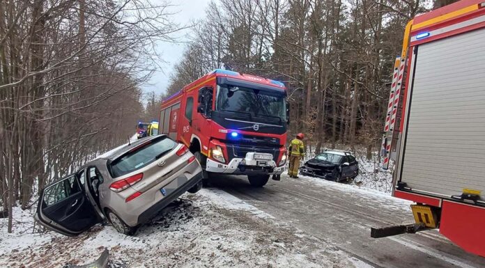 Wypadek na drodze wojewódzkiej. Trudne warunki na drogach