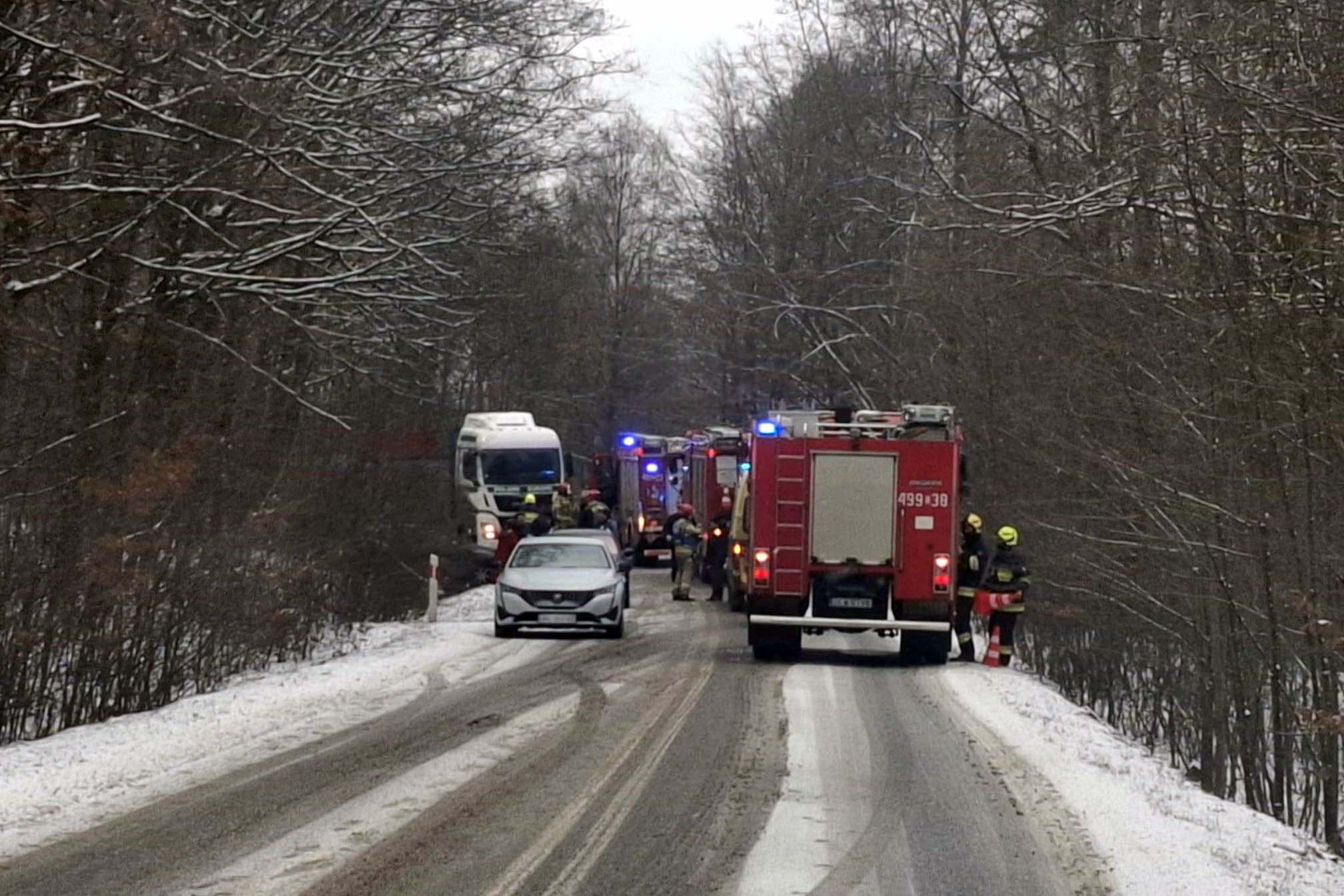 Wypadek na drodze wojewódzkiej. Trudne warunki na drogach