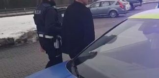 Był tak pijany, że miał problemy z wyjściem z samochodu