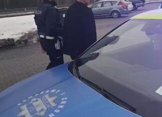 Był tak pijany, że miał problemy z wyjściem z samochodu