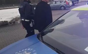 Był tak pijany, że miał problemy z wyjściem z samochodu