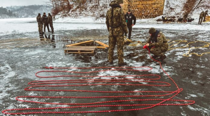 Zdjęcia z akcji Marynarki Wojennej na Jeziorze Pilchowickim