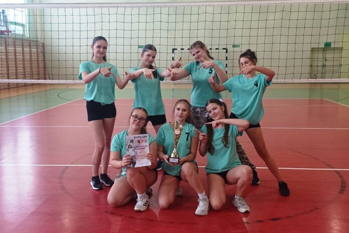 Mistrzostwa powiatu w piłce siatkowej dziewcząt 3