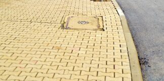 Mieszkańcy chcą budowy chodnika. Starosta odpowiada