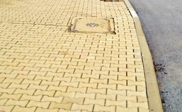 Mieszkańcy chcą budowy chodnika. Starosta odpowiada