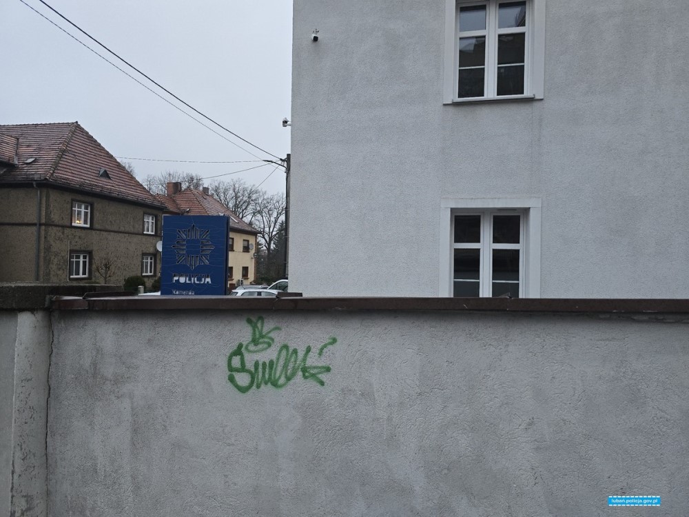 Bazgrał graffiti na murze przed Komendą Policji. WIDEO