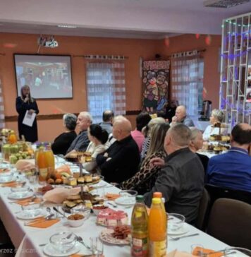 Policjanci rozmawiali z seniorami o bezpieczeństwie