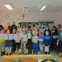 Policjanci rozmawiali z dziećmi o bezpieczeństwie podczas ferii