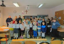 Policjanci rozmawiali z dziećmi o bezpieczeństwie podczas ferii