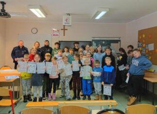 Policjanci rozmawiali z dziećmi o bezpieczeństwie podczas ferii