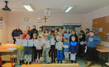 Policjanci rozmawiali z dziećmi o bezpieczeństwie podczas ferii