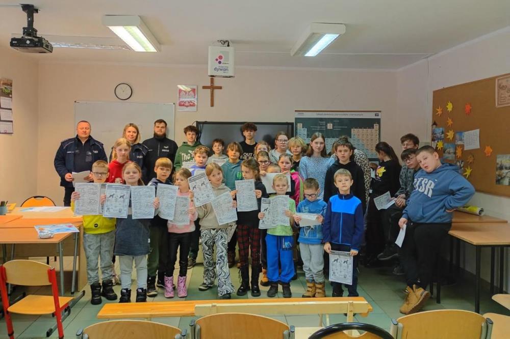 Policjanci rozmawiali z dziećmi o bezpieczeństwie podczas ferii