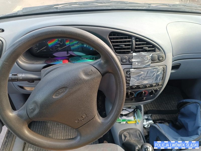 Folia aluminiowa i płyty CD nie uchroniły go przed kontrolą