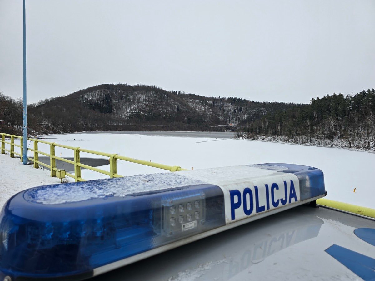 Wchodzą na kruchy lód. Ryzykują życie