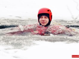 Lwóweccy strażacy na jeziorze w Rakowicach