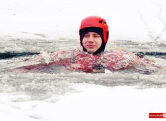 Lwóweccy strażacy na jeziorze w Rakowicach