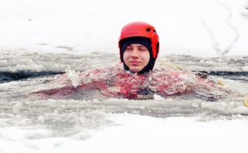 Lwóweccy strażacy na jeziorze w Rakowicach