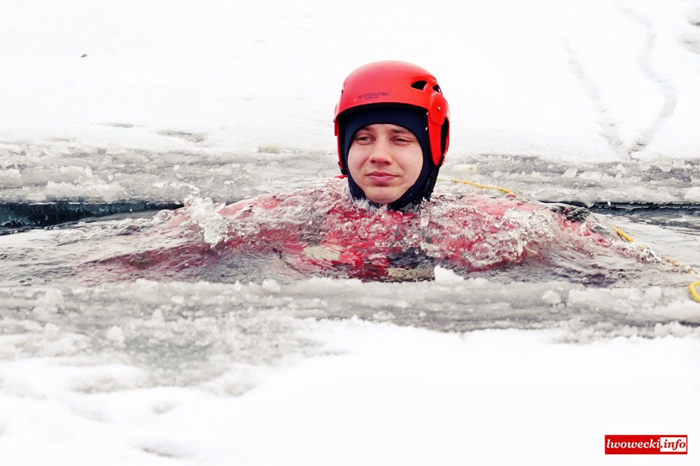 Lwóweccy strażacy na jeziorze w Rakowicach