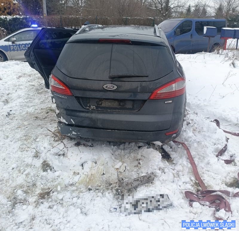 Spieszył się po pijackiej jeździe. Auto odholował… ciągnąc je na dachu