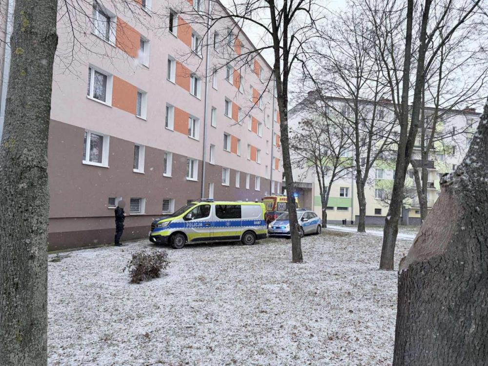 Kobieta wypadła z okna. Nie przeżyła