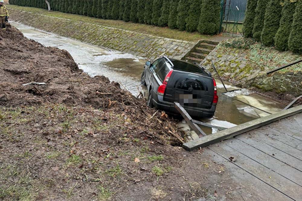 Wjechała samochodem do rzeki