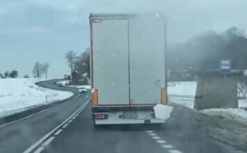 Jechał beztrosko, a z dachu naczepy spadały tafle lodu. WIDEO