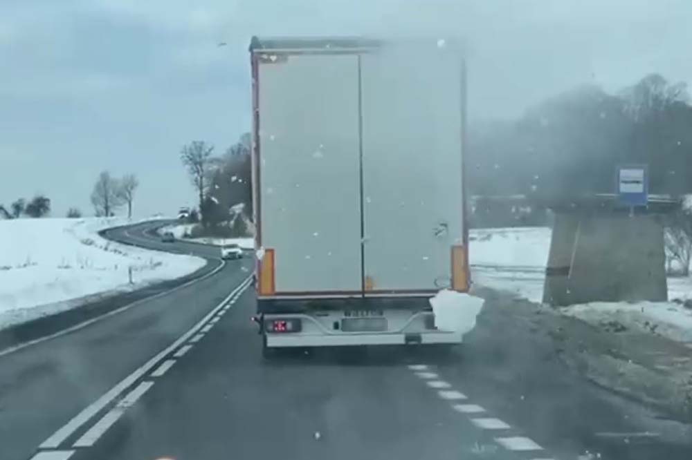 Jechał beztrosko, a z dachu naczepy spadały tafle lodu. WIDEO