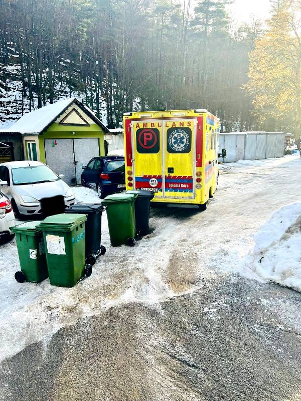 Zastawili ambulans śmietnikami
